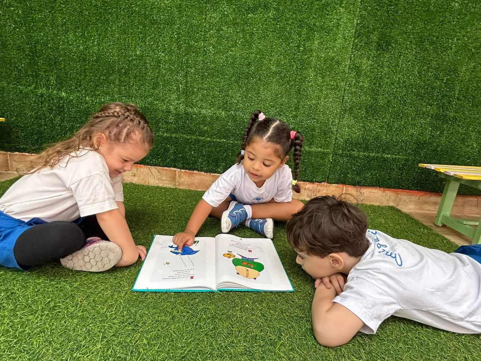 Niños realizando actividades